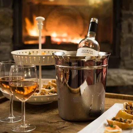 Chalet Cote Coeur, La Tania, With Outdoor Hot Tub And 7 Ensuite La Tania